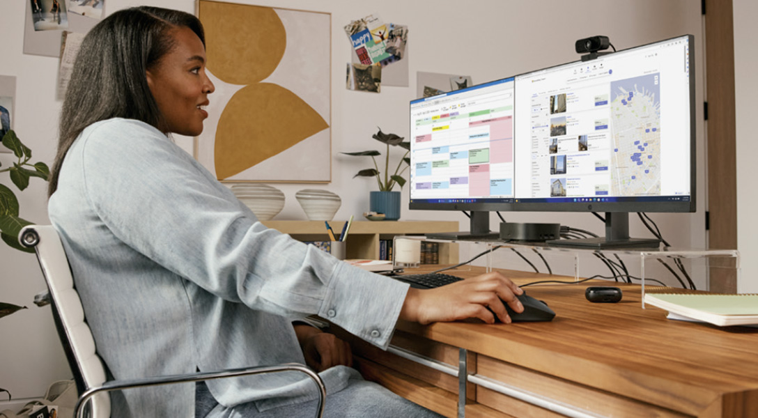 women_using_computer