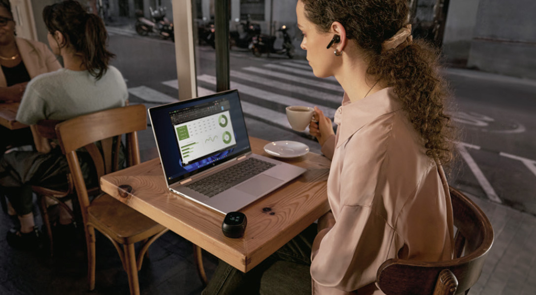 women_using_hp_laptop_in_cafe